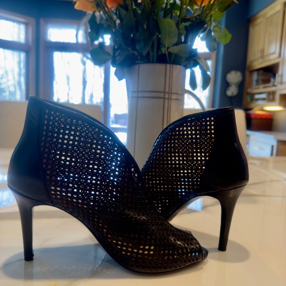 Pre Owned Vince Camuto Black Leather Perforated Hole High Heel Booties sz 7.5 M - Picture 4 of 11